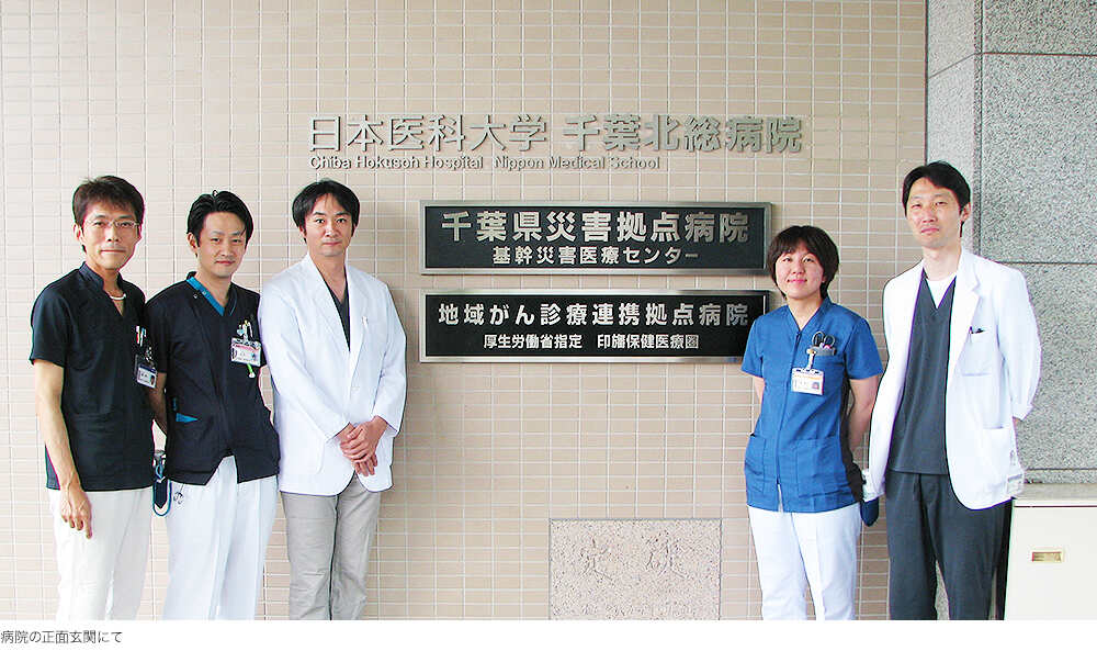 集合写真（病院の正面玄関にて）