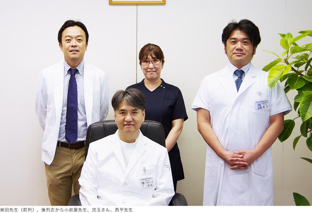 集合写真 柴田先生（前列）、後列左から小岩屋先生、児玉さん、西平先生